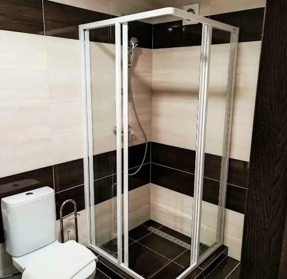 Deluxe Kolmen Hengen Huone, готель ресторан олеся