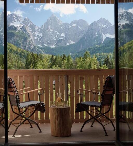 اتاق سوپریور با چشم‌انداز کوهستان, Triangel Boutique