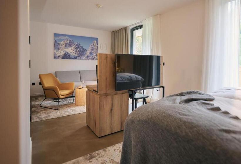 اتاق سوپریور با چشم‌انداز کوهستان, Triangel Boutique