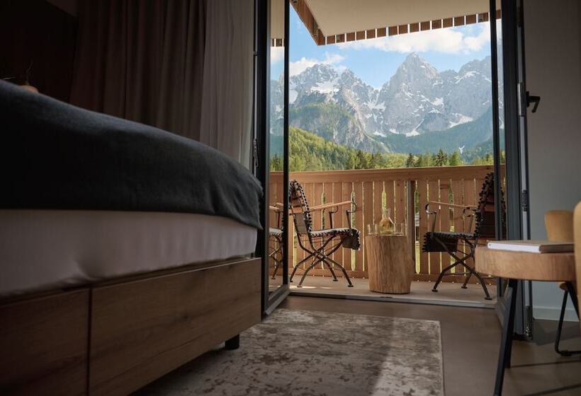 اتاق سوپریور با چشم‌انداز کوهستان, Triangel Boutique