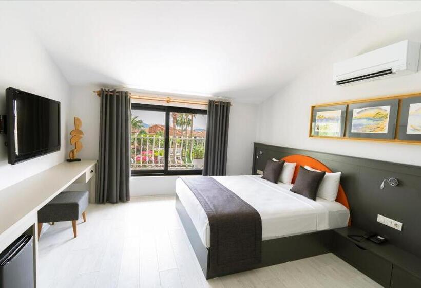 سوییت جونیور با چشمانداز استخر, West House Exclusive