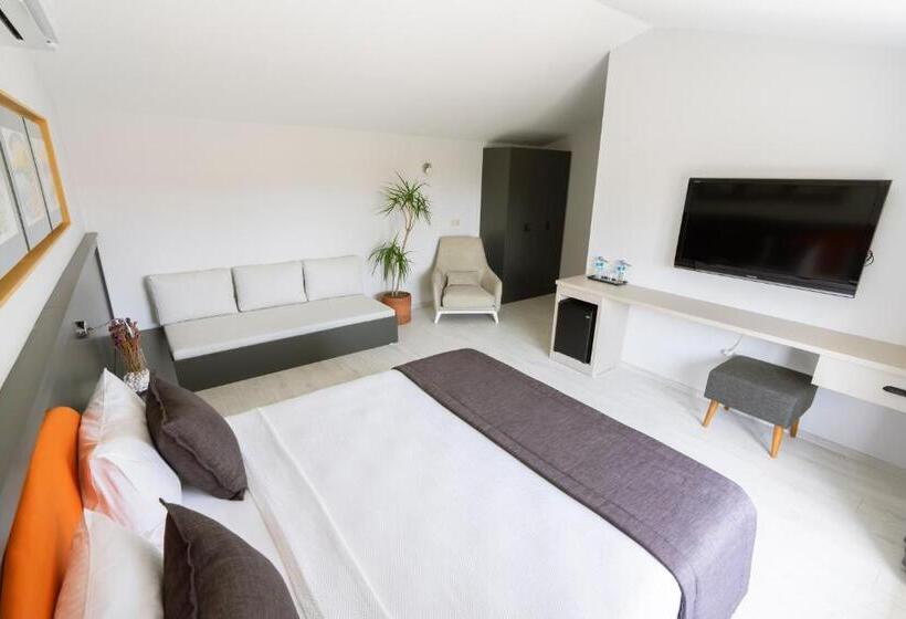 سوییت جونیور با چشمانداز استخر, West House Exclusive