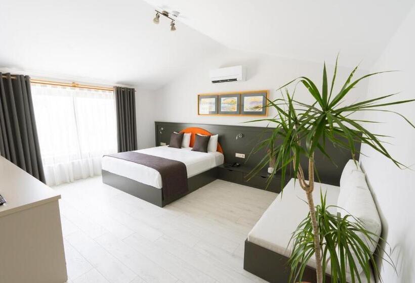 سوییت جونیور با چشمانداز استخر, West House Exclusive