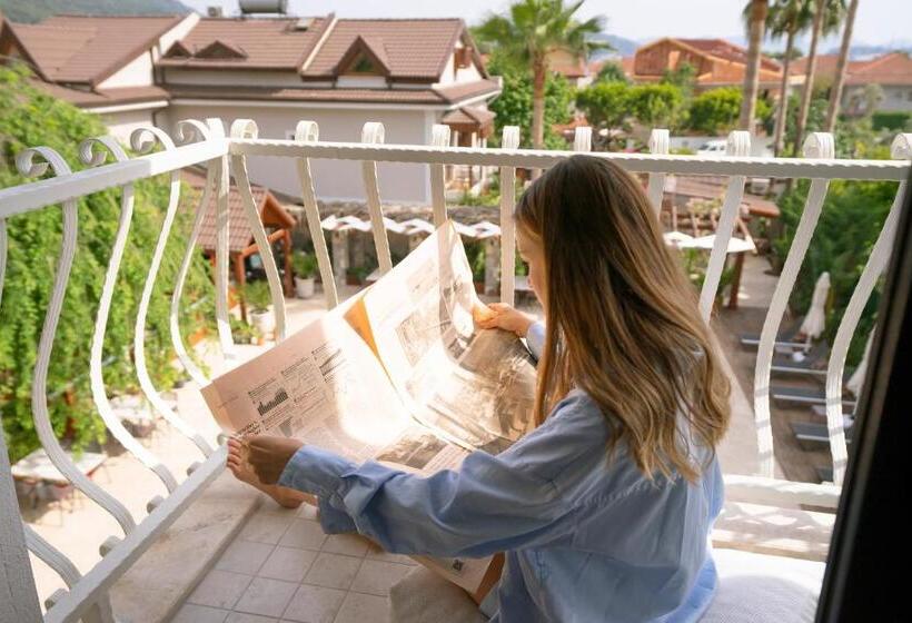 سوییت جونیور با چشمانداز استخر, West House Exclusive