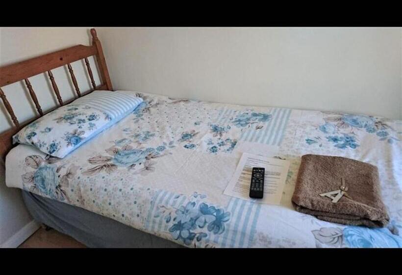 اتاق استاندارد یک نفره, Room In Guest Room   Tiny Single Shared Bathroom Room Ssbyr