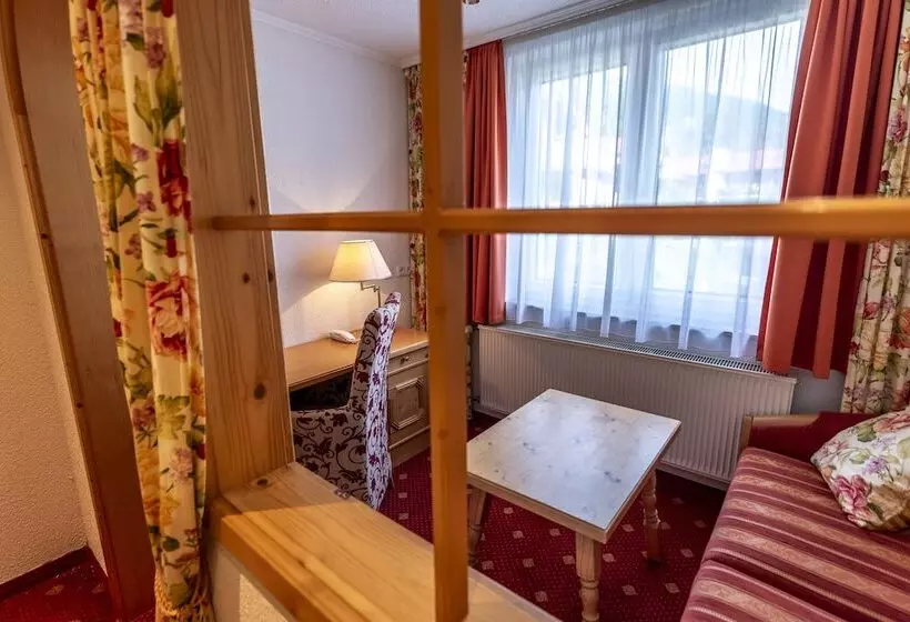Standard Kolmen Hengen Huone, Arnika Garni