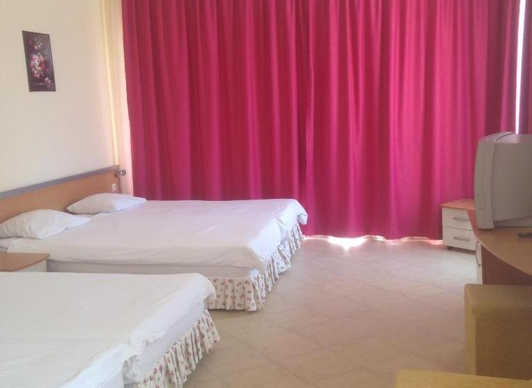 غرفة قياسية رباعية مزودة بشُرفة, Atol