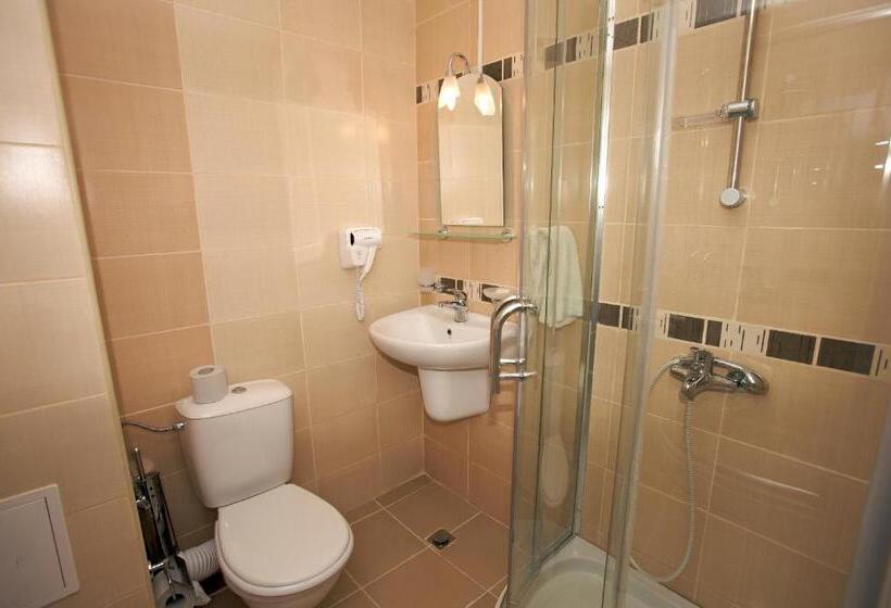 غرفة قياسية رباعية مزودة بشُرفة, Atol