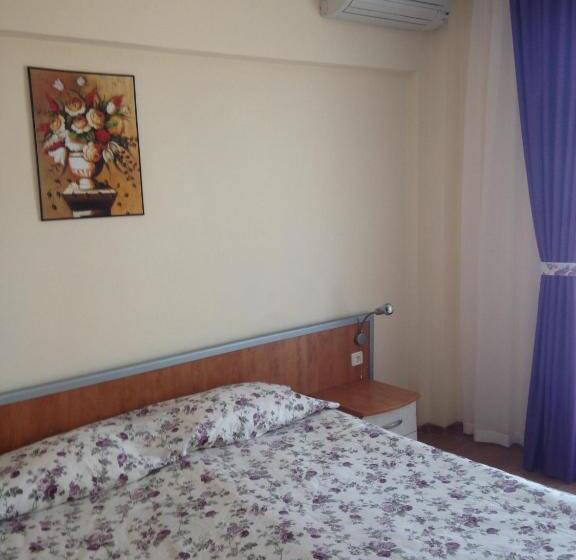 غرفة قياسية رباعية مزودة بشُرفة, Atol