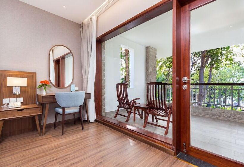 اتاق لوکس با چشمانداز باغ, Hoang Ngoc Beach Resort