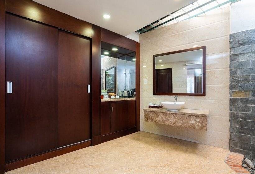 اتاق اجرایی, Hoang Ngoc Beach Resort