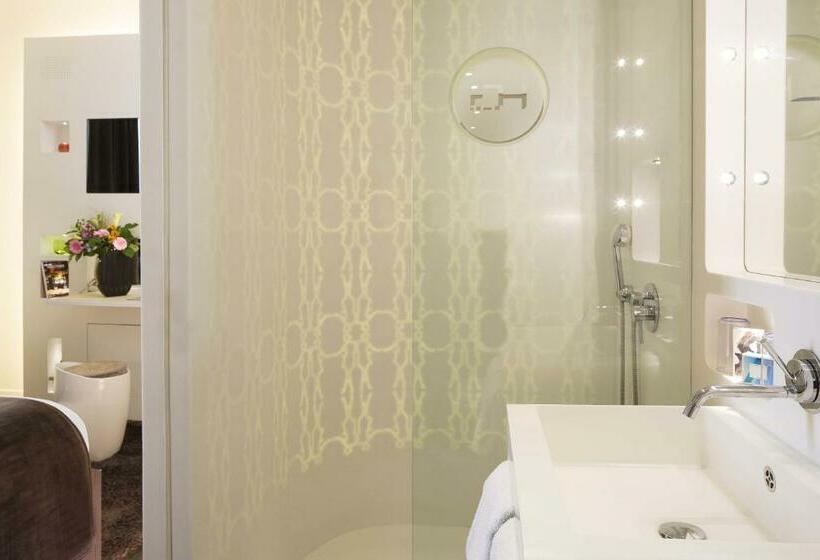 デラックスルーム, Gabriel Paris