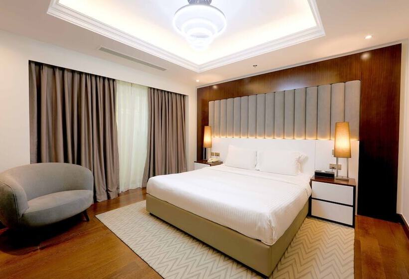 Апартаменты 4 Спальни, Number One Tower Suites