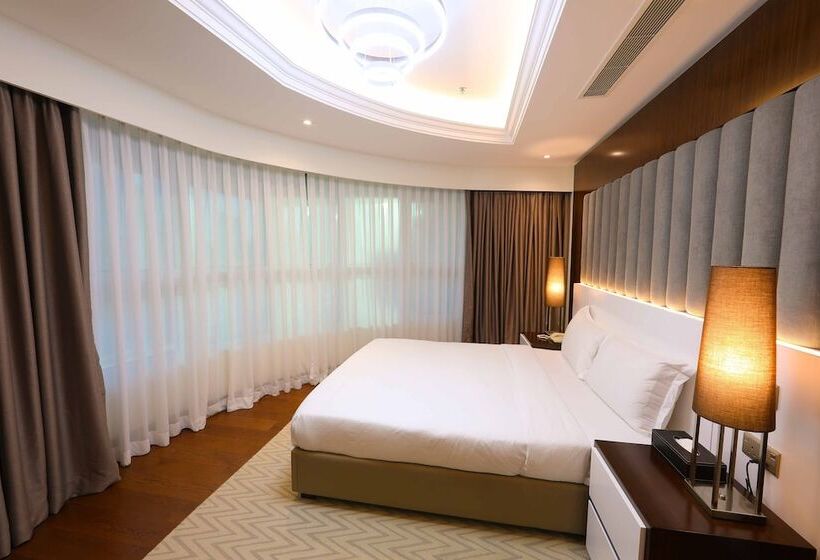 Апартаменты 4 Спальни, Number One Tower Suites