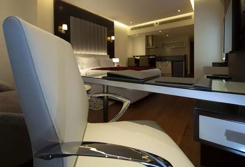 استودیوی لوکس, Number One Tower Suites