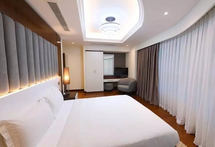 آپارتمان 4 خوابه, Number One Tower Suites