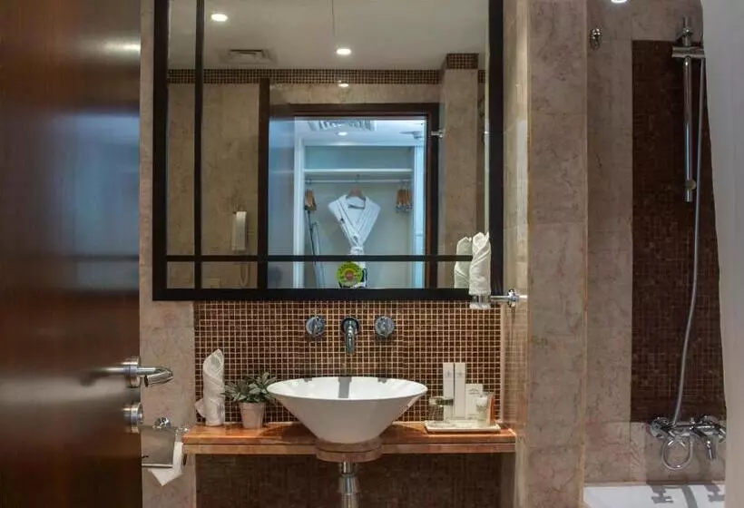 اتاق خانوادگی, Number One Tower Suites