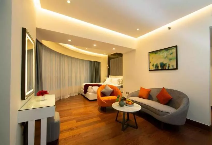 اتاق خانوادگی, Number One Tower Suites