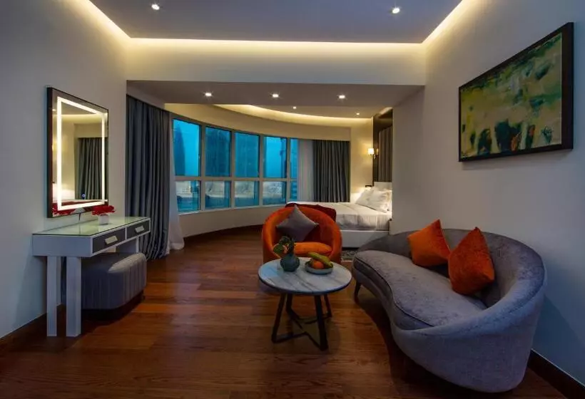 اتاق خانوادگی, Number One Tower Suites