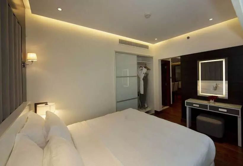 استودیوی لوکس, Number One Tower Suites