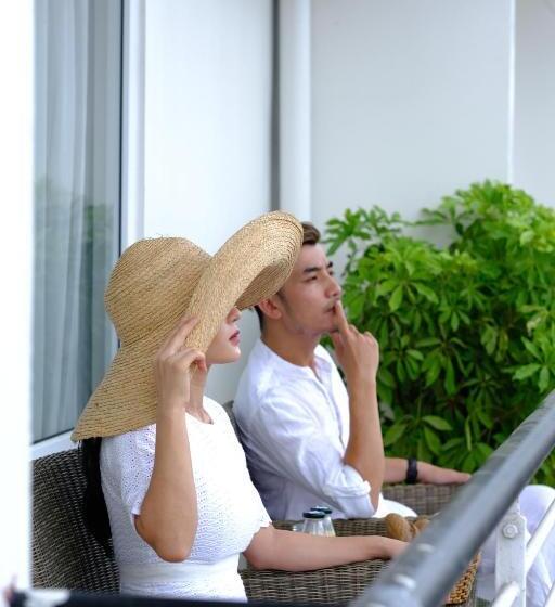 اتاق لوکس سه تخته, Rosaleen Boutique