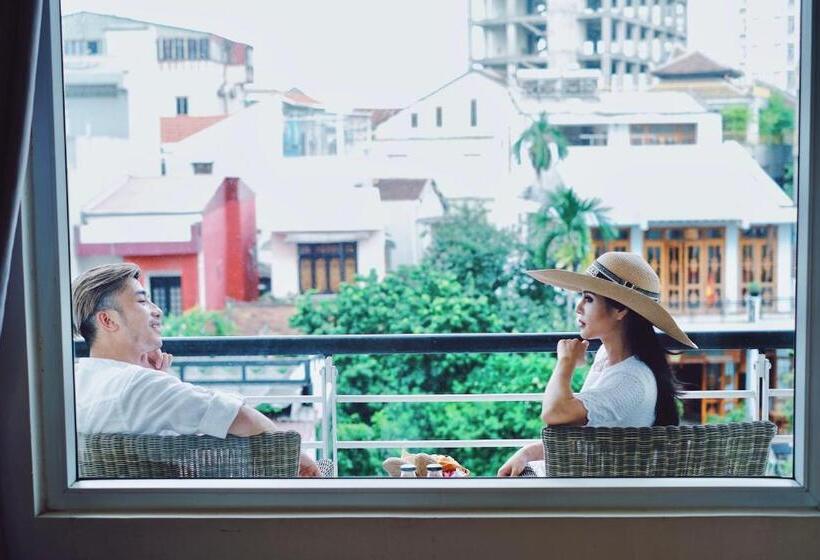 اتاق لوکس, Rosaleen Boutique