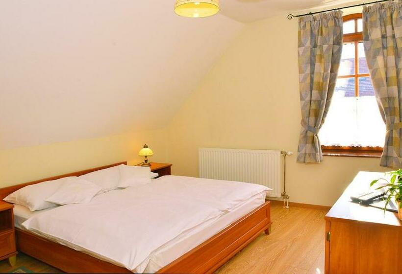 家庭间, Nyerges Vendégfogadó