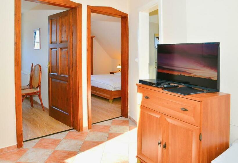 家庭间, Nyerges Vendégfogadó