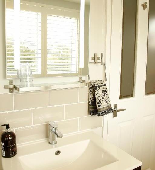 标准单人间, The Dog House, Penryn