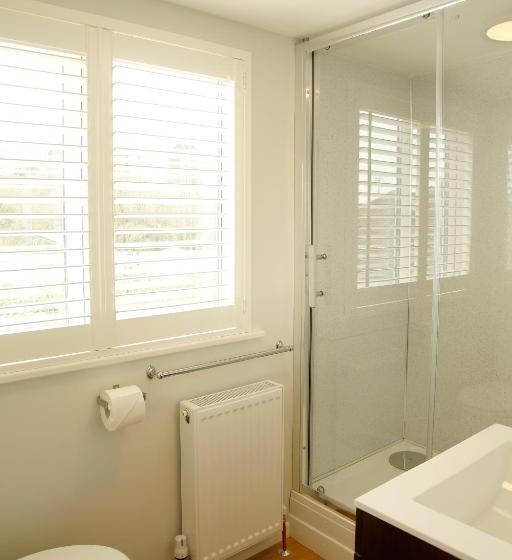 标准单人间, The Dog House, Penryn