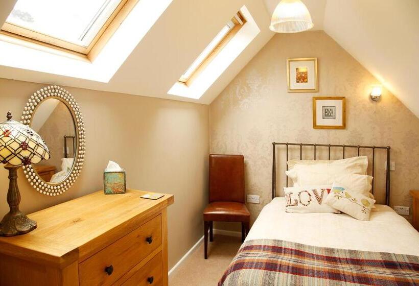 标准单人间, The Dog House, Penryn