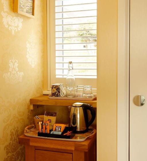 标准间, The Dog House, Penryn