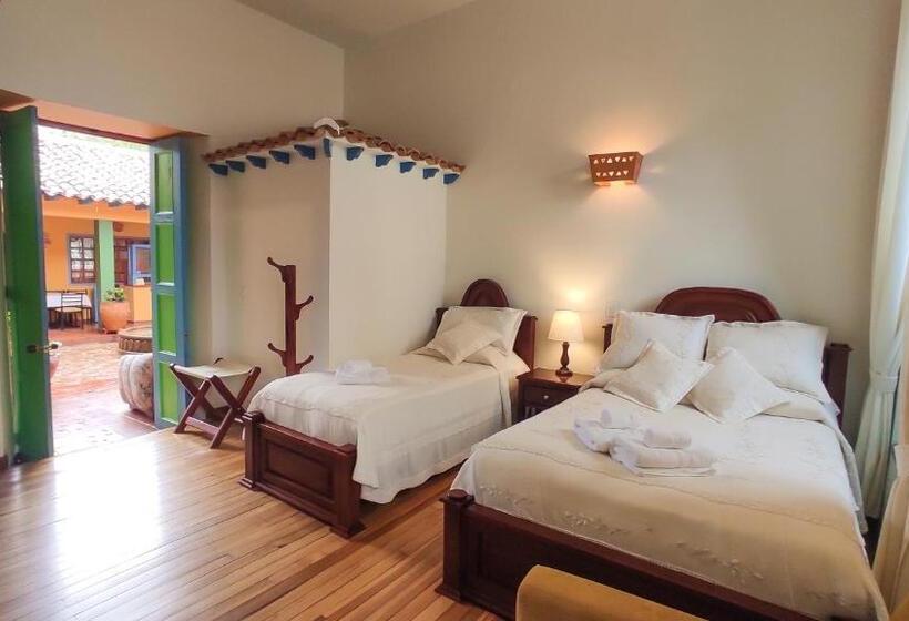 חדר בסיסי לשלושה, Casona 1865