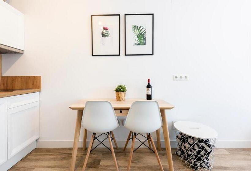 스탠다드 스튜디오, Apartamentos Toboso Plaza