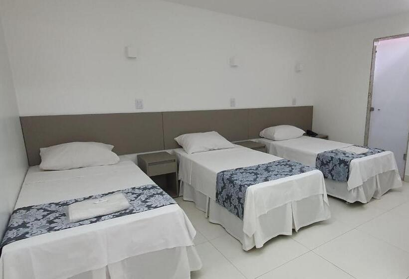 חדר סטנדרט לשלושה, Hellyus