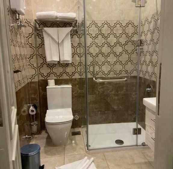 سوییت لوکس, Mamlouk Pyramids