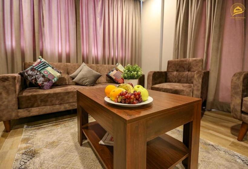 سوییت لوکس, Mamlouk Pyramids