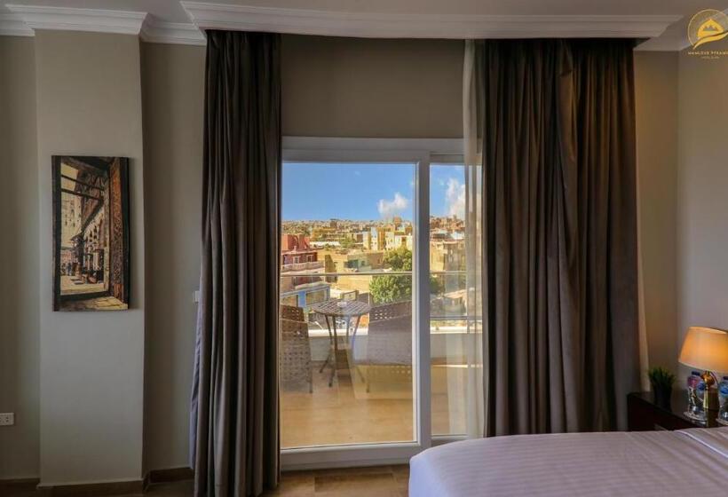 سوییت لوکس, Mamlouk Pyramids