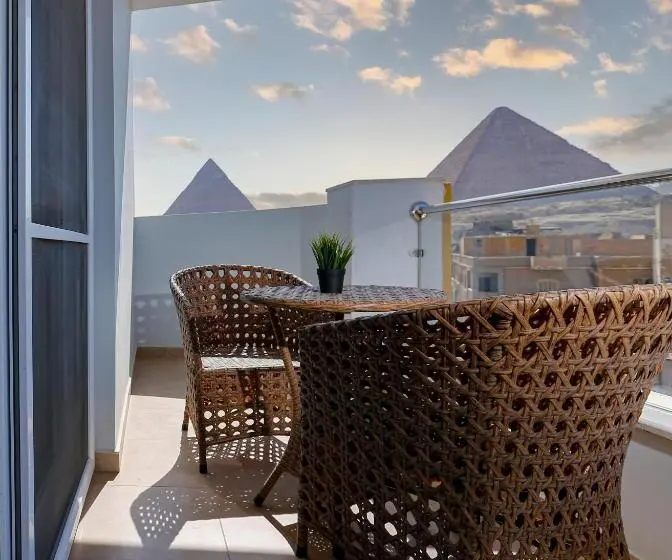سوییت لوکس, Mamlouk Pyramids