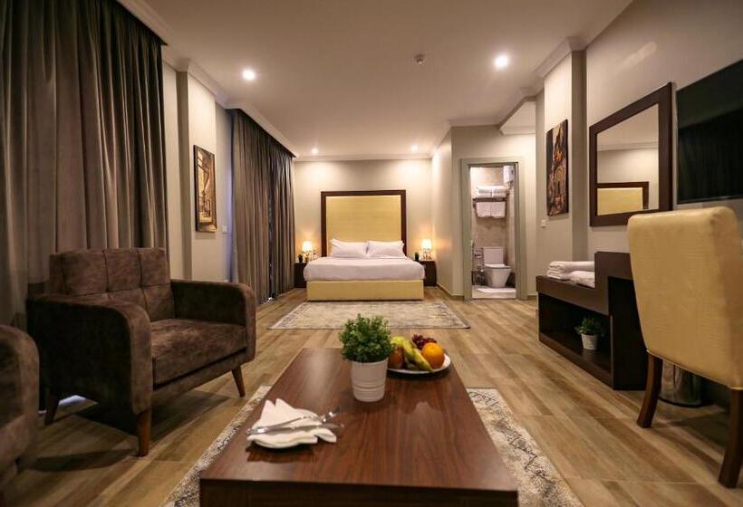 سوییت لوکس, Mamlouk Pyramids