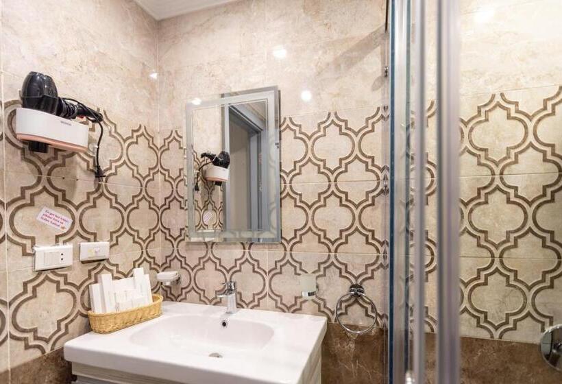 سوییت خانوادگی, Mamlouk Pyramids