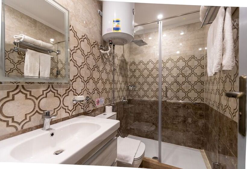 اتاق اکونومی, Mamlouk Pyramids