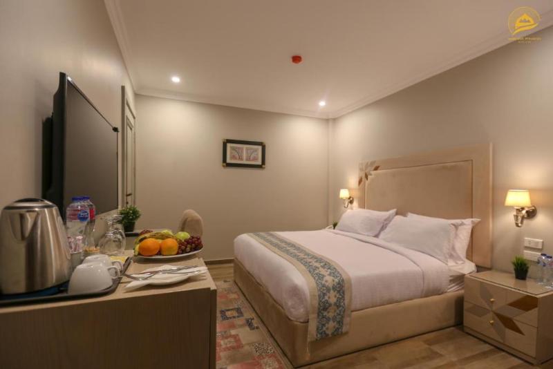 سوییت لوکس, Mamlouk Pyramids