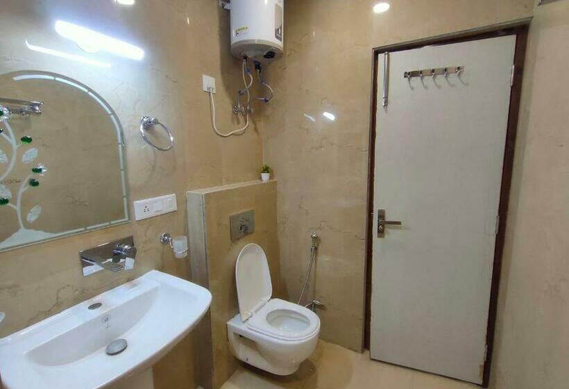 Superior Room King Size Bed, Shantivan Inn