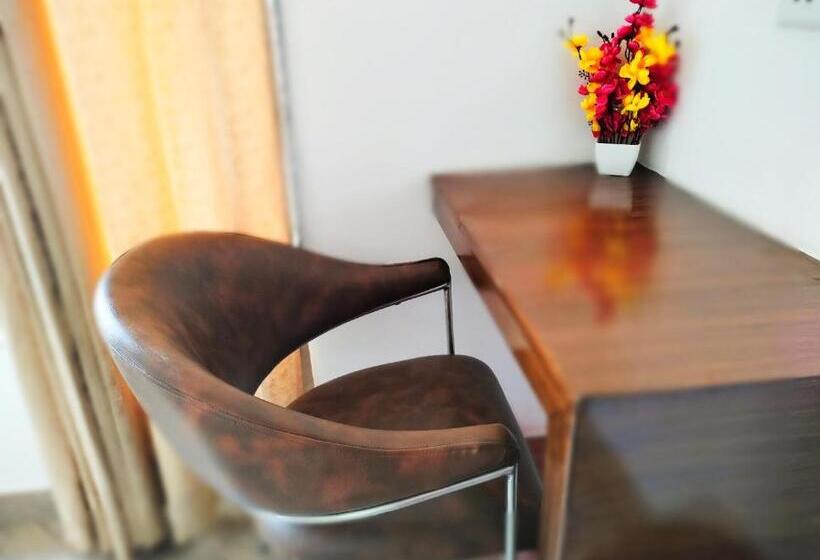 Superior Room King Size Bed, Shantivan Inn