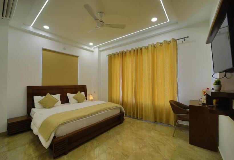Superior Room King Size Bed, Shantivan Inn