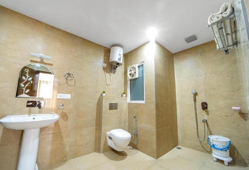 Superior Room King Size Bed, Shantivan Inn