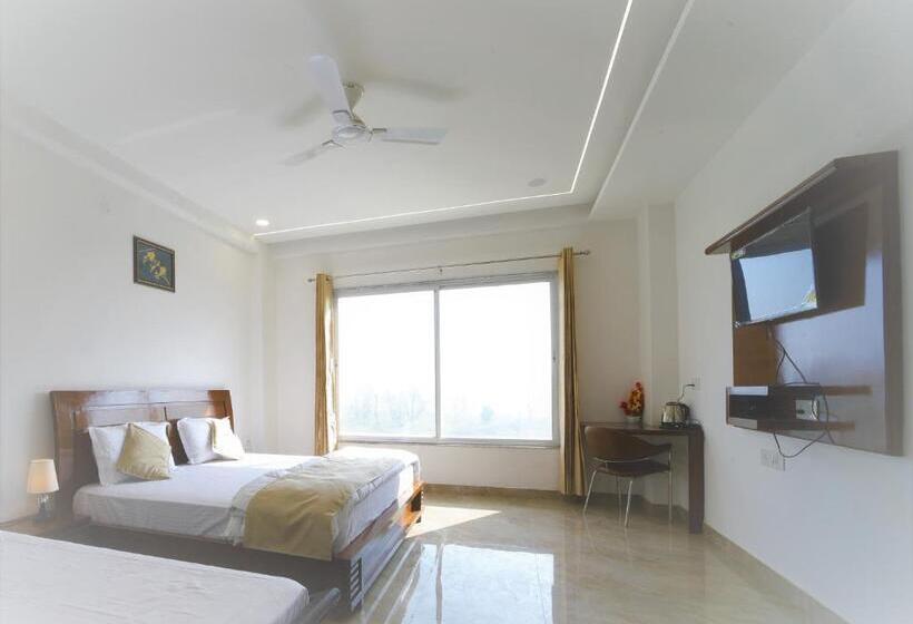 Superior Room King Size Bed, Shantivan Inn