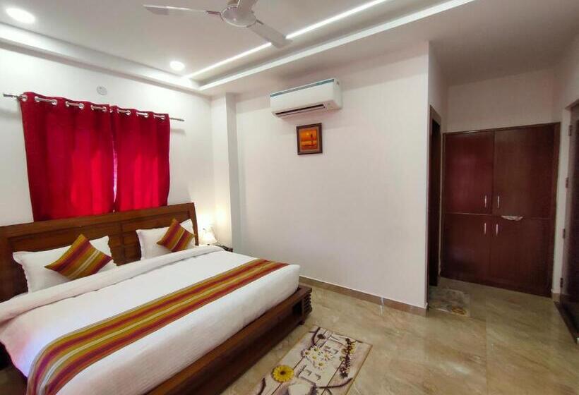 Superior Room King Size Bed, Shantivan Inn