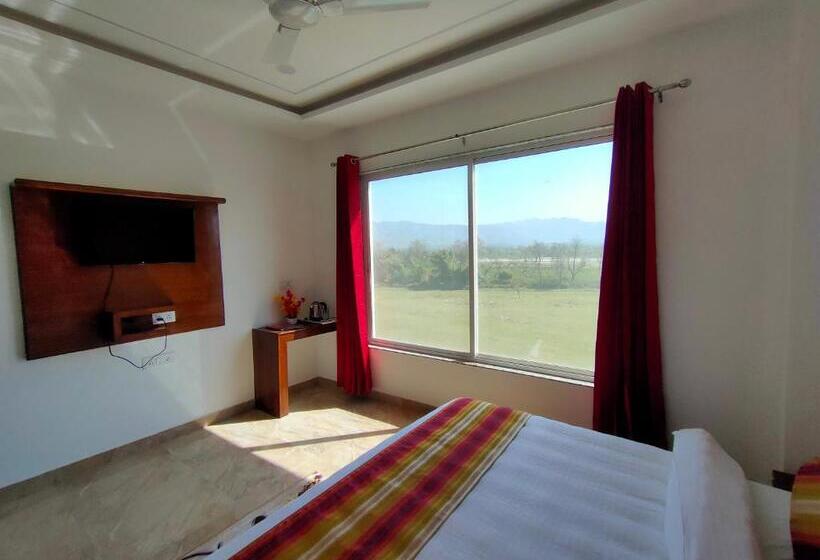 Superior Room King Size Bed, Shantivan Inn